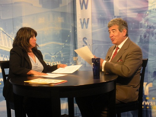 Magnolia Torres of OSHA's Philadelphia office discusses OSHA's heat illness and fall prevention campaigns on Telemundo.