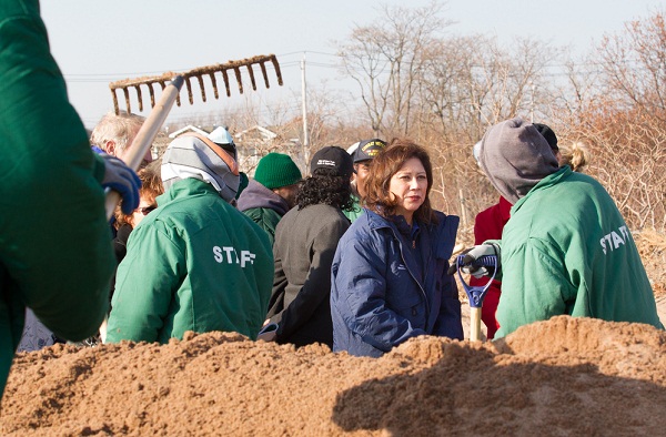 Secretary Solis surveys recovery operations with workers from the New York City Department of Parks and Recreation, Nov. 29, 2012