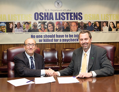 (L to R): then-Assistant Secretary Dr. David Michaels, and Charles Ayers, CCAR President, at the Alliance renewal ceremony on May 12, 2015.