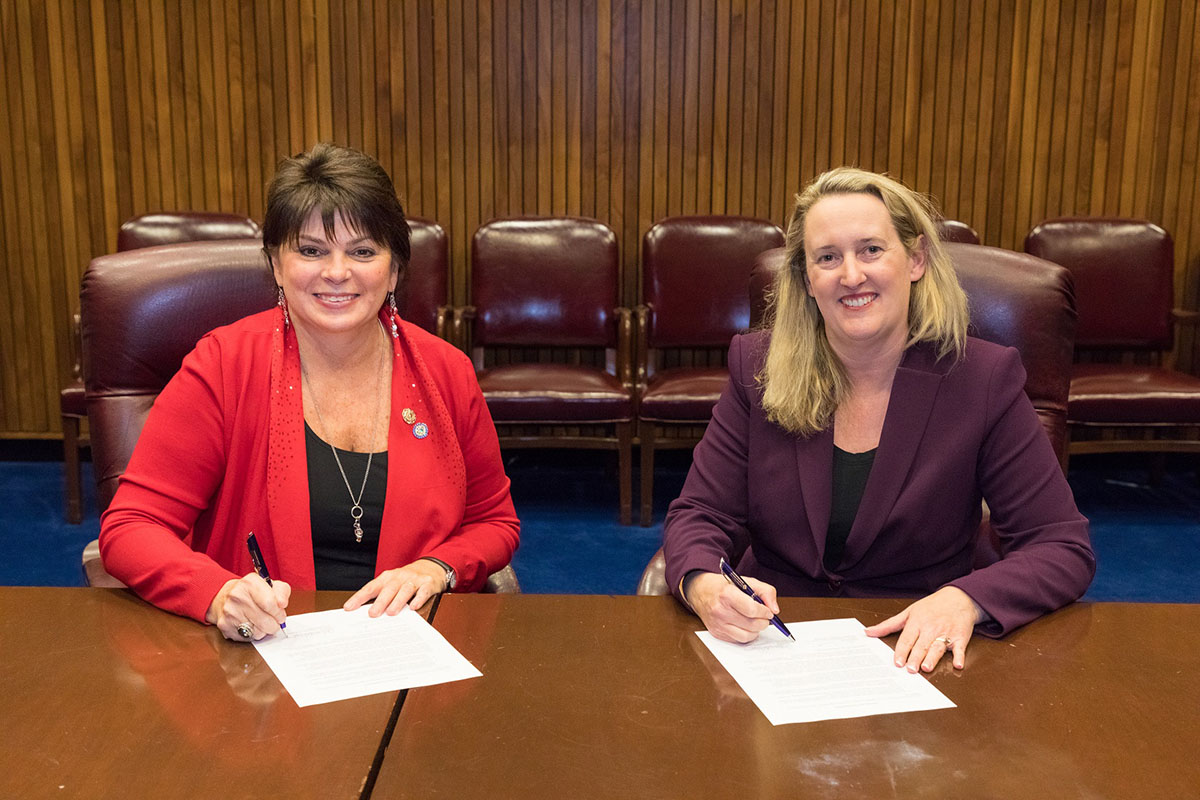 Catherine D. Schoenenberger, President, NAWIC, and Loren Sweatt, Deputy Assistant Secretary, USDOL-OSHA, at the Alliance renewal signing ceremony on December 13, 2017