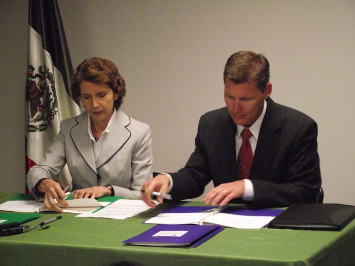 (From left to right) Rosalba Ojeda, Consul General, Consulate General of Mexico in Austin, Texas and Casey Perkins, Area Director, Austin, Texas Area Office, USDOL - OSHA sign the Alliance agreement on August 30, 2011.