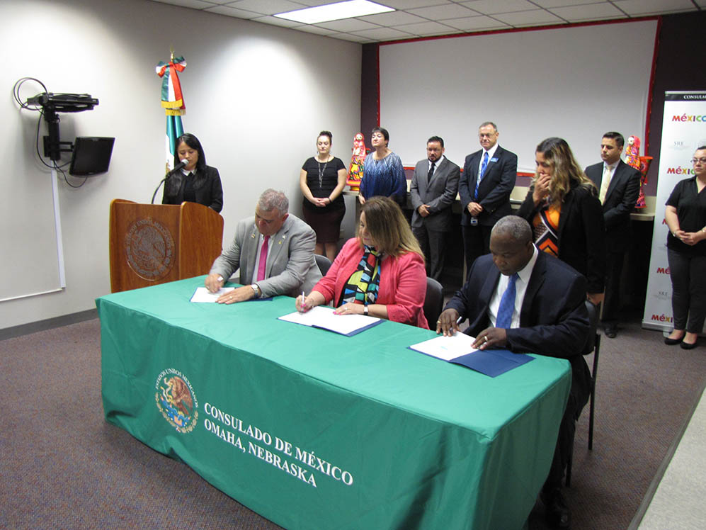 Darwin Craig, Assistant Area Director, USDOL– OSHA Omaha Area Office;  Guadalupe Sanchez, Consul of Mexico;  Larry Davidson, Area Director, USDOL– OSHA Des Moines Area Office at the alliance signing ceremony on August 29, 2016.