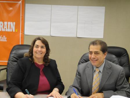 (L to R) Bonita Winingham, Area Director (USDOL – OSHA Omaha Area Office)  and Jorge Ernesto Espejel Montes (The Consul of Mexico)