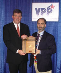 Former-Deputy Assistant Secretary, Jonathan Snare presenting SGE Award to Kerry D. Fischman